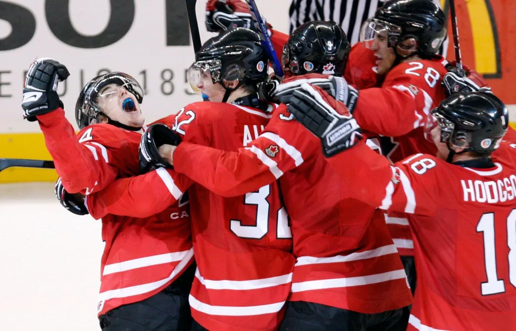 Jordan Eberle (till vänster) firar tillsammans med Keith Aulie, Tyler Myers, Patrice Cormier och Cody Hodgson under Kanadas 5-1-seger mot Sverige i JVM-finalen 2009