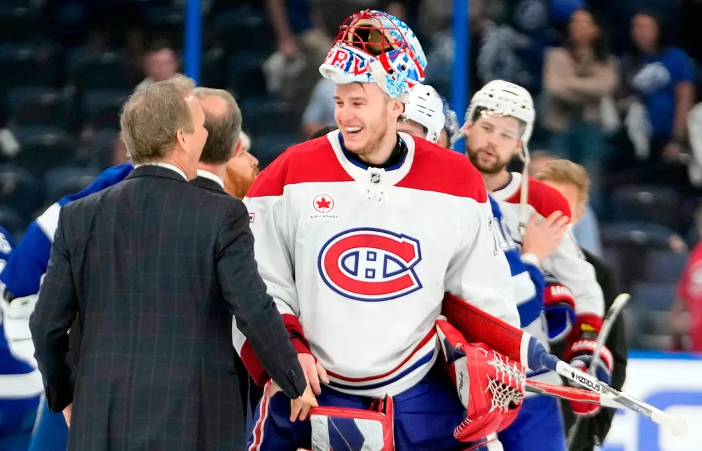 Tampas coach Jon Cooper gratulerar Jakub Dobes efter Montréals seger i första rundan
