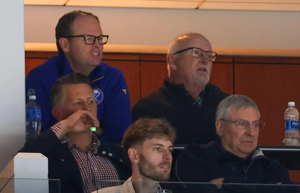 Får Kevyn Adams (uppe till vänster) och Lindy Ruff (till höger) behålla sina jobb för ägaren Terry Pegula (nere till höger)