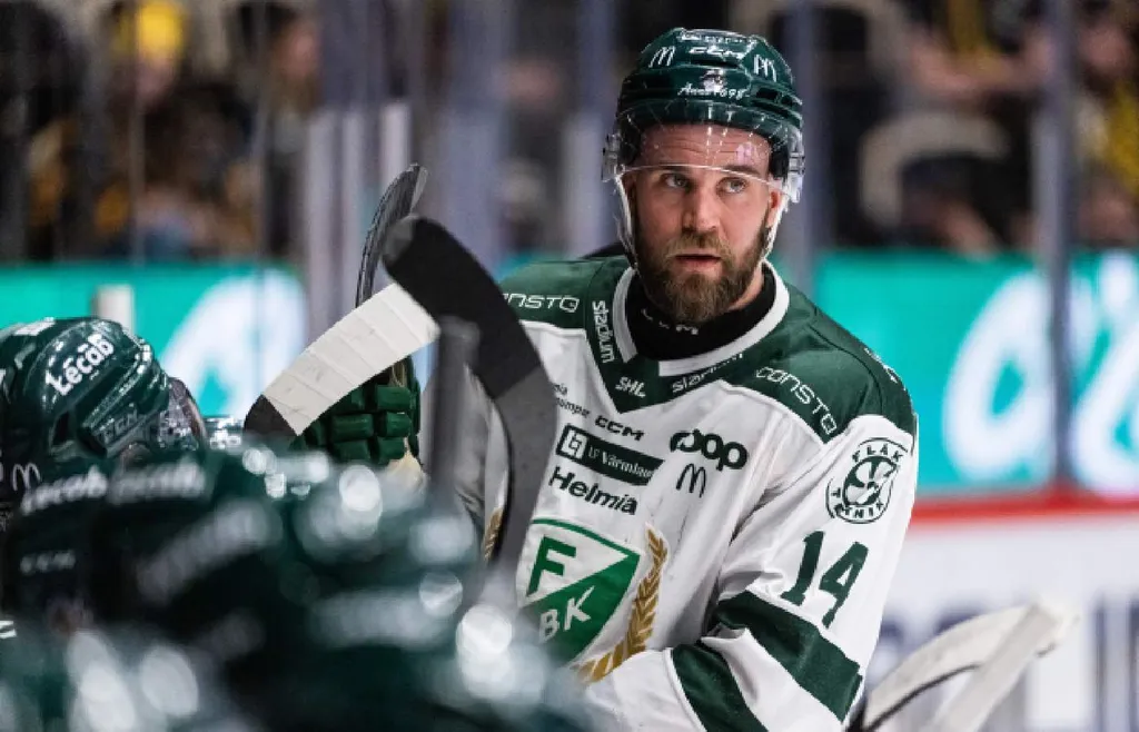 Henrik Björklund i Färjestadströjan. Nu kommer han spela i BIK