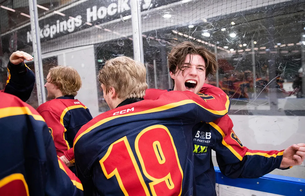 Loa Milfors firar SM-guldet.
Foto: Bildbyrån