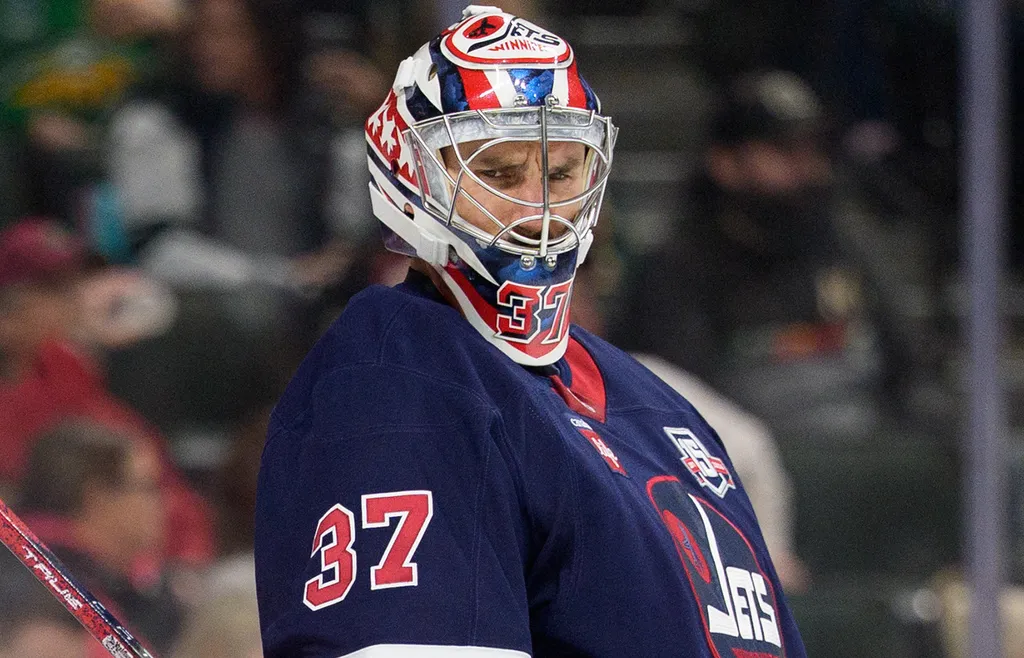Connor Hellebuyck fortsätter förlora pengar. 