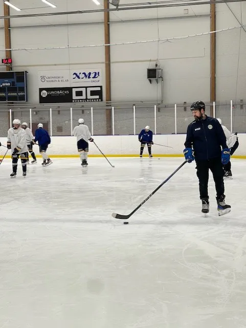 Per Ledin under en träning med sitt Sunderby SK-lag