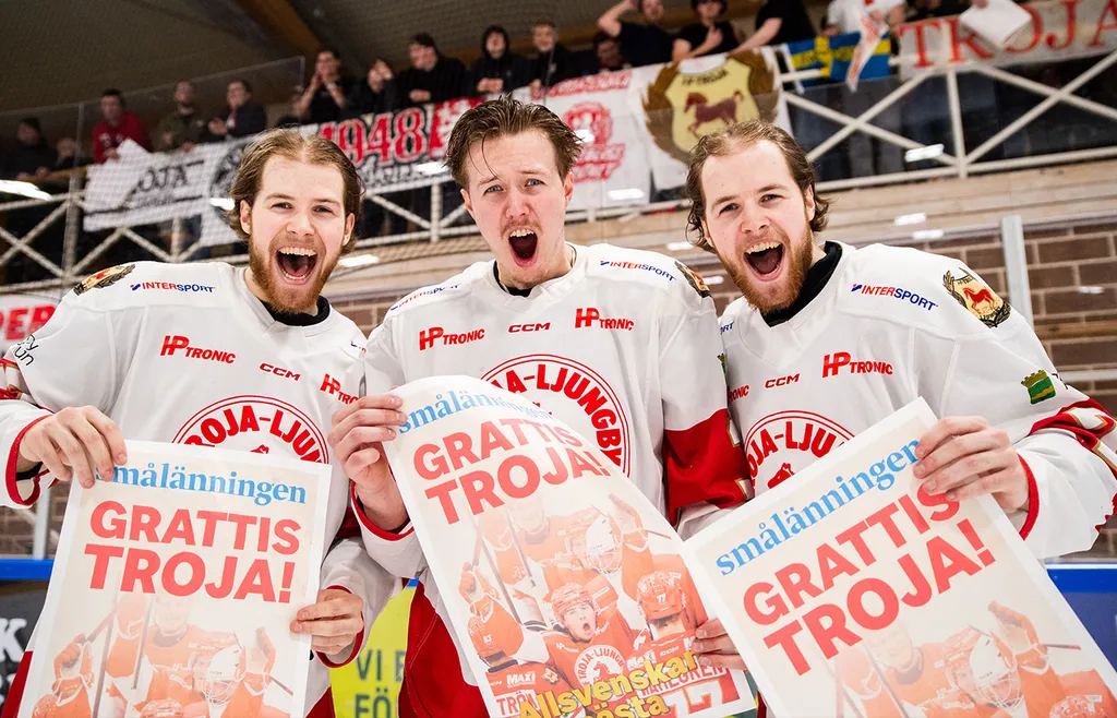 Troja/Ljungbys Joel Wahlgren, Oscar Nordin och Max Wahlgren efter final fem mot Hudiksvall