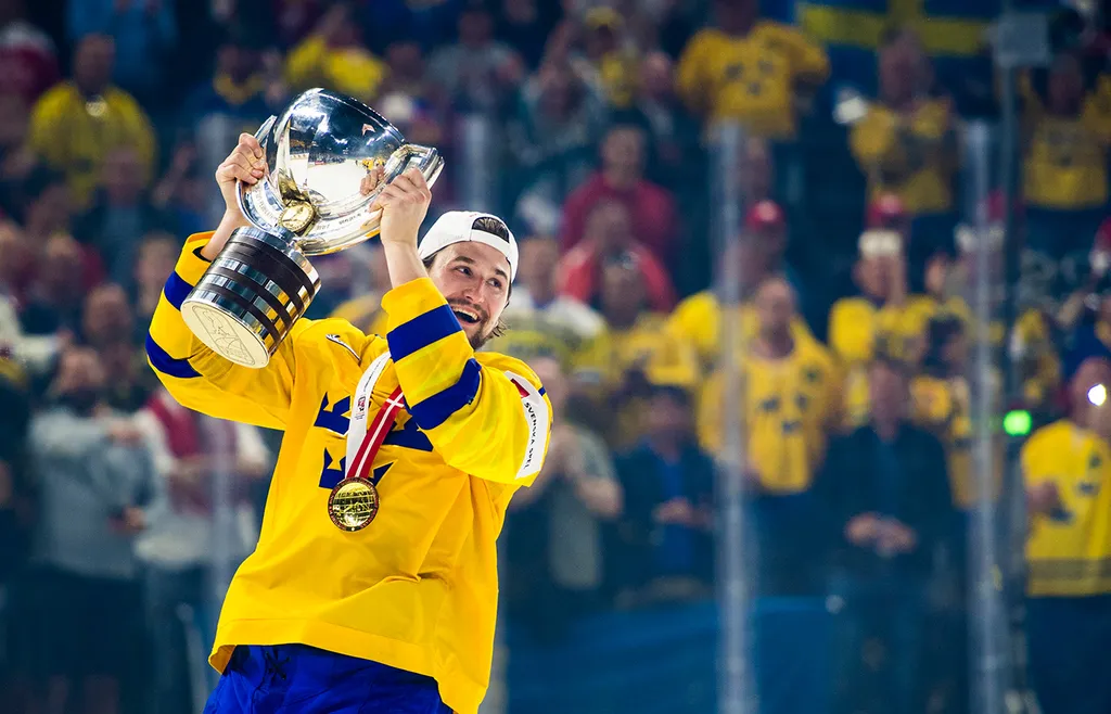 Filip Forsberg jublar med pokalen efter VM-finalen mellan Sverige och Schweiz, 21 maj 2018 i Köpenhamn
