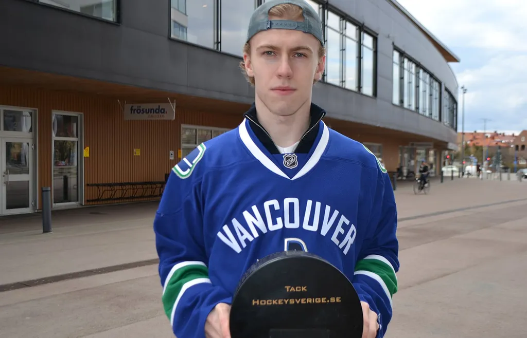 Jonathan Lekkerimäki tar emot Eliteprospects award 2024