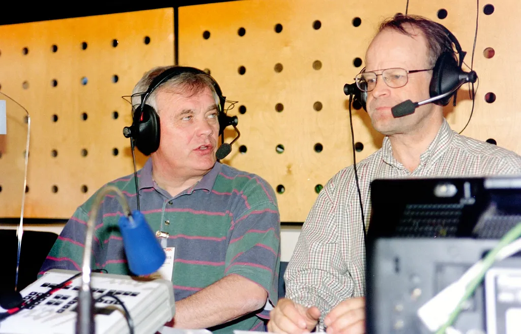 Lars-Gunnar Jansson tillsammans med Mats Strandberg under Radiosportens kommentering av finalen i hockey-VM 1996