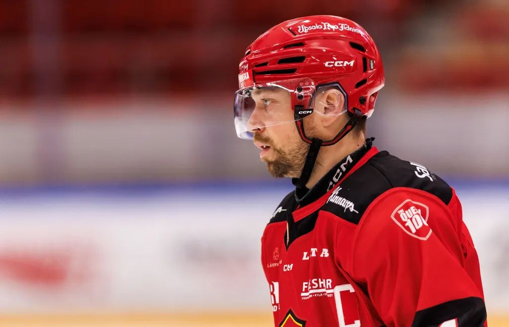 Victor Aronsson under ishockeymatchen i Hockeyallsvenskan mellan Almtuna och Karlskoga den 2 november 2025 i Uppsala