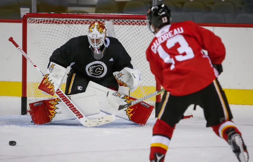 Eddie Läck och Johnny Gaudreau under en träning i Calgary hösten 2017