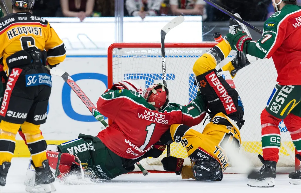 Brian O'Neill åkte på Lars Johansson i målgården och ramlade sedan över målvakten