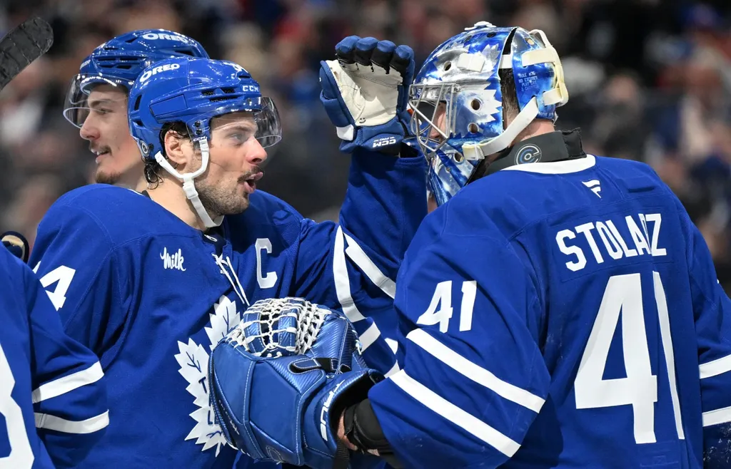 Auston Matthews hade all anledning att krama om Anthony Stolarz i fjol