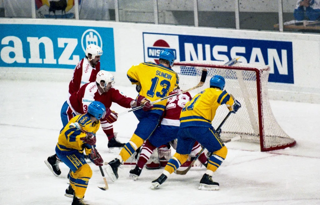 Mats Sundin och Per-Erik Eklund mot Kanada under VM 1991