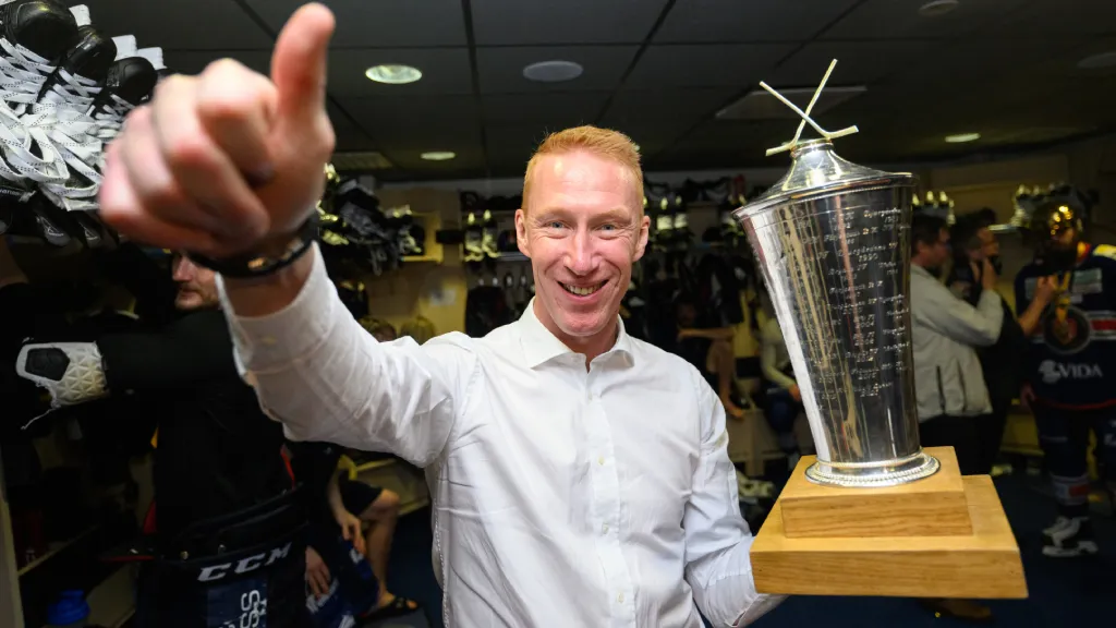 Jörgen Jönsson firar SM-guldet med Växjö