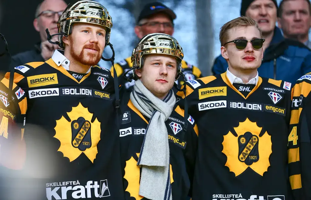 Erik Hanses med Oscar Möller och Adam Pettersson under Skellefteås guldfirande 2014
