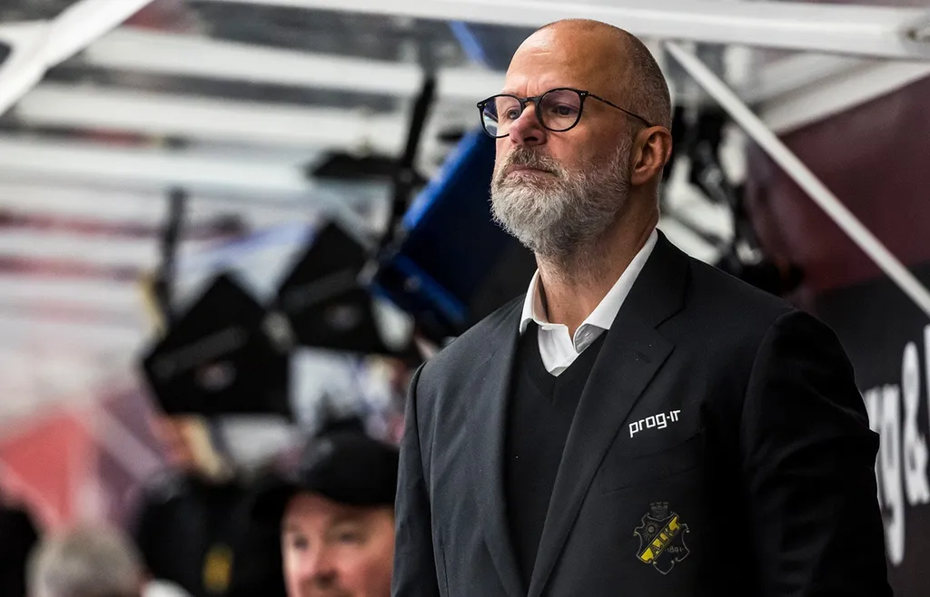 Markus Åkerblom i AIK-båset