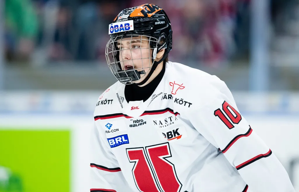 Leo Carlsson under ishockeymatchen i SHL mellan Frölunda och Örebro den 30 september 2021 i Göteborg