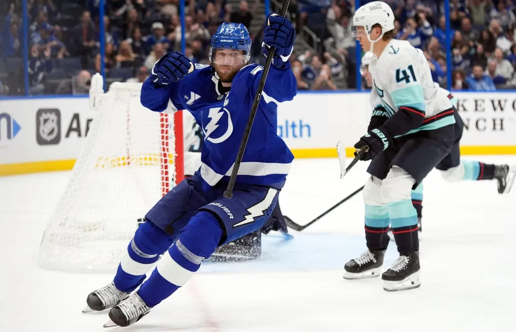Victor Hedman spräckte säsongens målnolla i nattens seger mot Seattle.