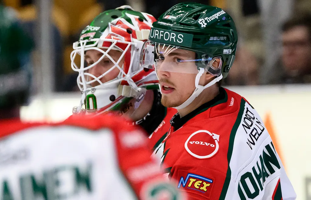 Samuel Johannesson firar segern mot HV71 tillsammans med målvakten Tobias Normann