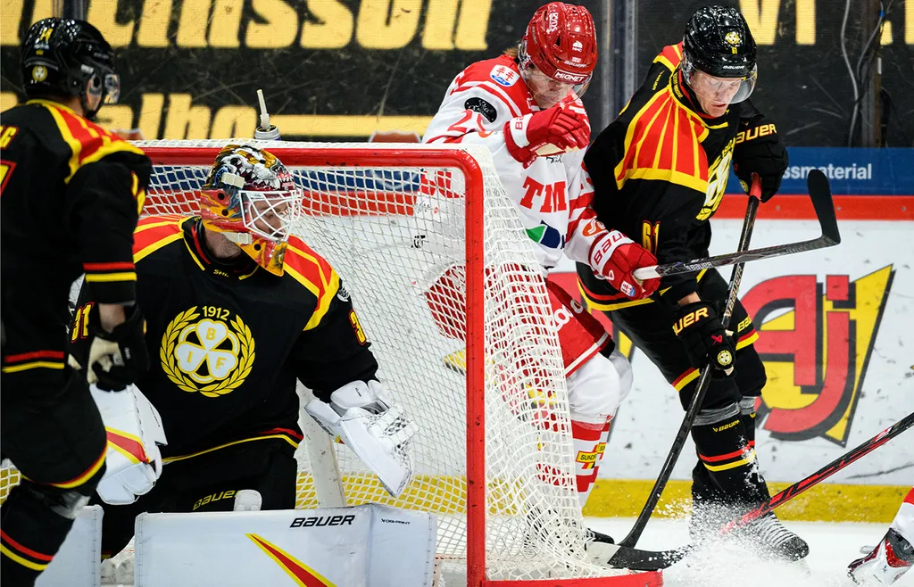Lucas Forsell i kamp om pucken mot Axel Rindell.
Foto: Bildbyrån.