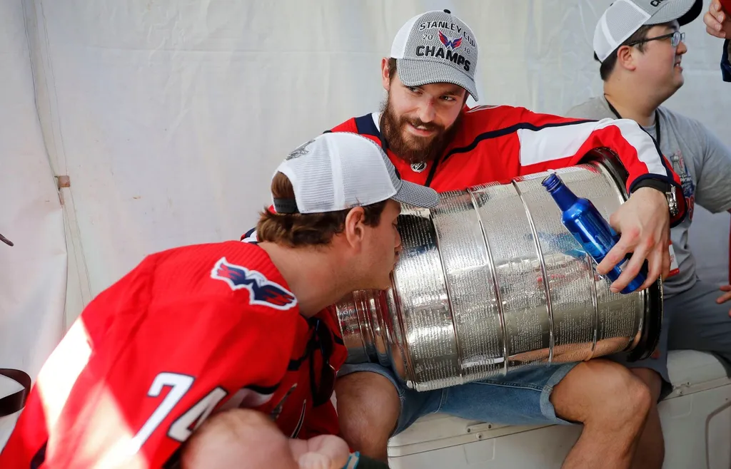 John Carlson och Michal Kempny firar Stanley Cup-segern 2018