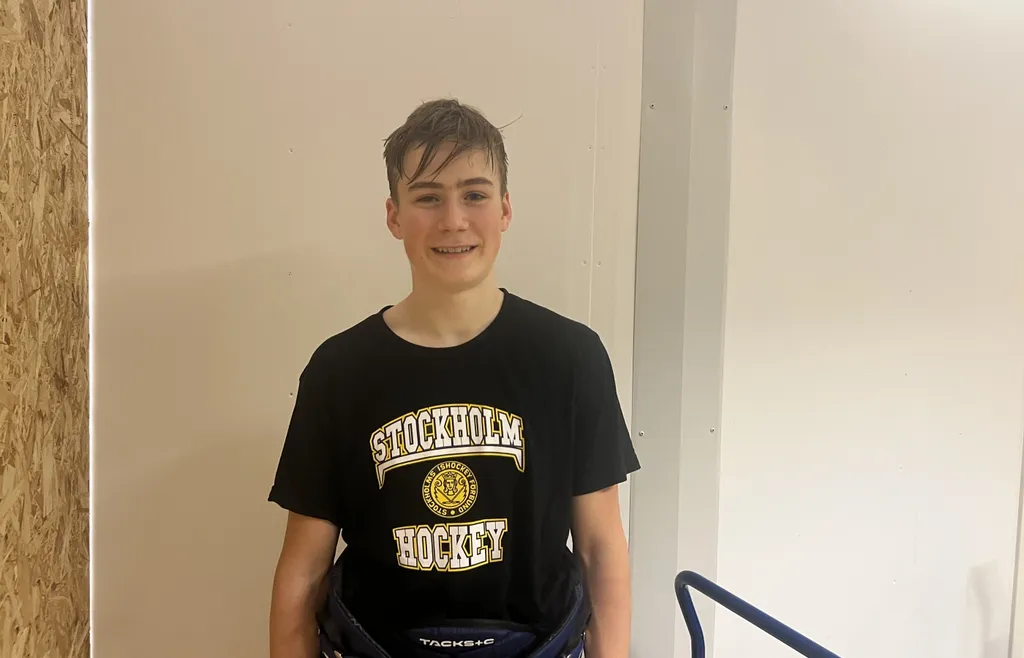 Loui Oldéen spelar TV-pucken för Stockholm.