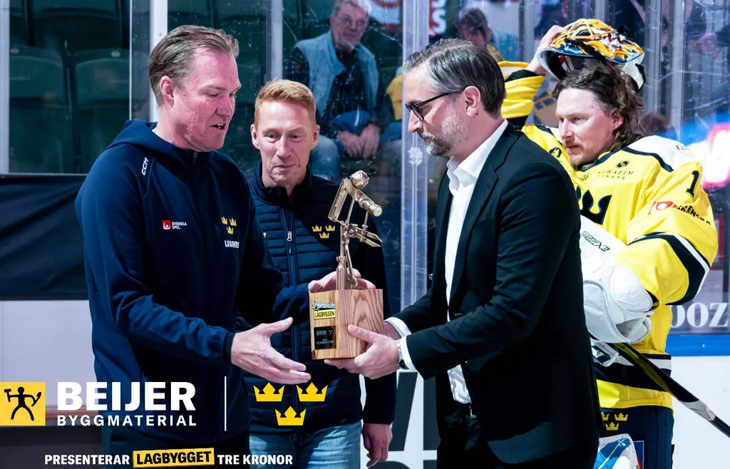 Kenny Jönsson, lagkapten för VM-laget 2006, tar emot vinnarpriset för Legendariska Lagbyggen av Beijers Eric Flygt