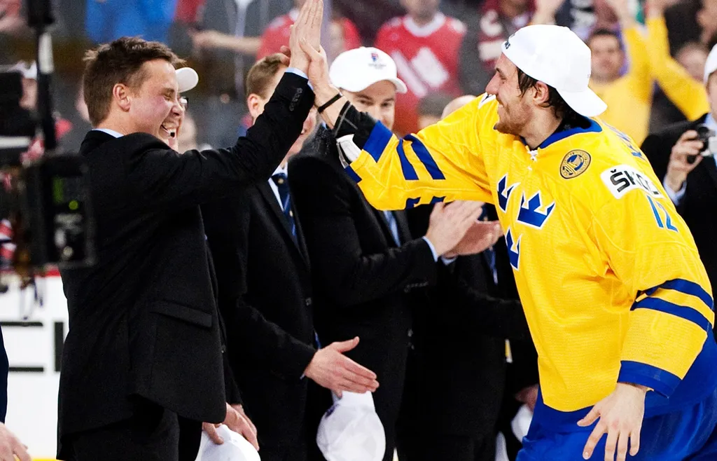 Patrik Nemeth ger en high-five åt Roger Rönnberg efter JVM-guldet 2012