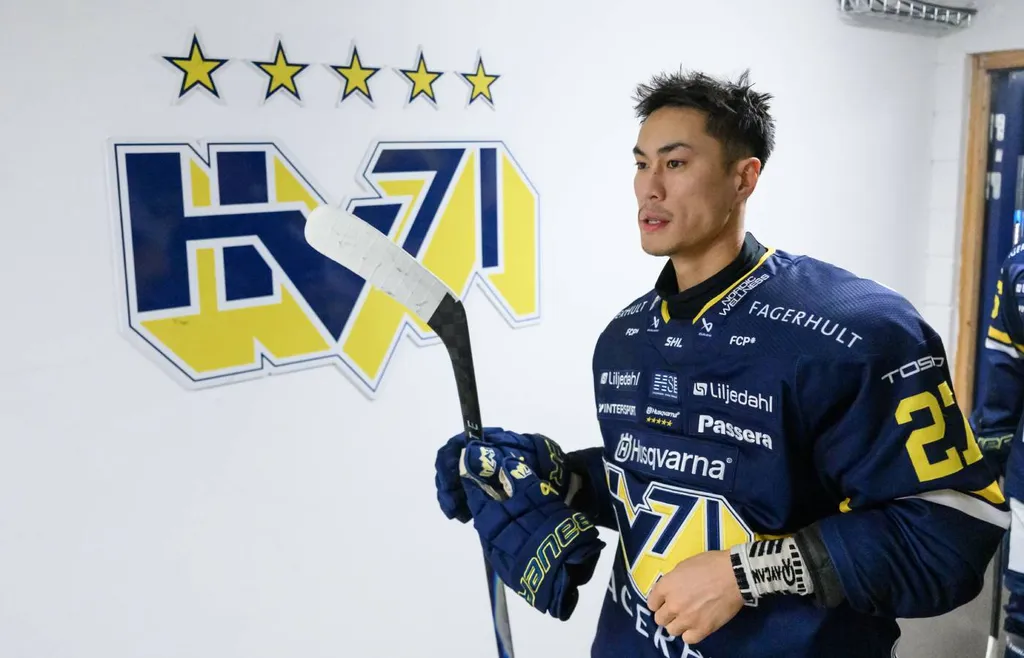 HV71 forwarden Jonathan Ang är tillbaka i laguppställningen efter att varit petad som extraforward de tre senaste matcherna. 