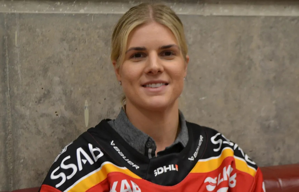 Emma Nordin fick sin tröja hissad i taket av Luleå