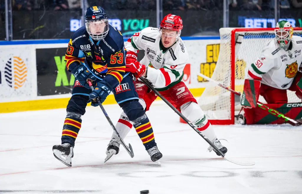 David Blomgren och Anton Olsson i duell under tisdagens match mellan Djurgården och Mora