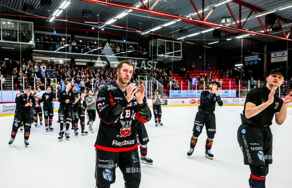 2WWEGDN Nybro, Sverige. 23rd Mar, 2024. 240323 Nybros Janne Vayrynen tackar publiken efter kvartsfinal fyra i Hockeyallsvenskan mellan Nybro och Brynas den 23 mars 2024 i Nybro