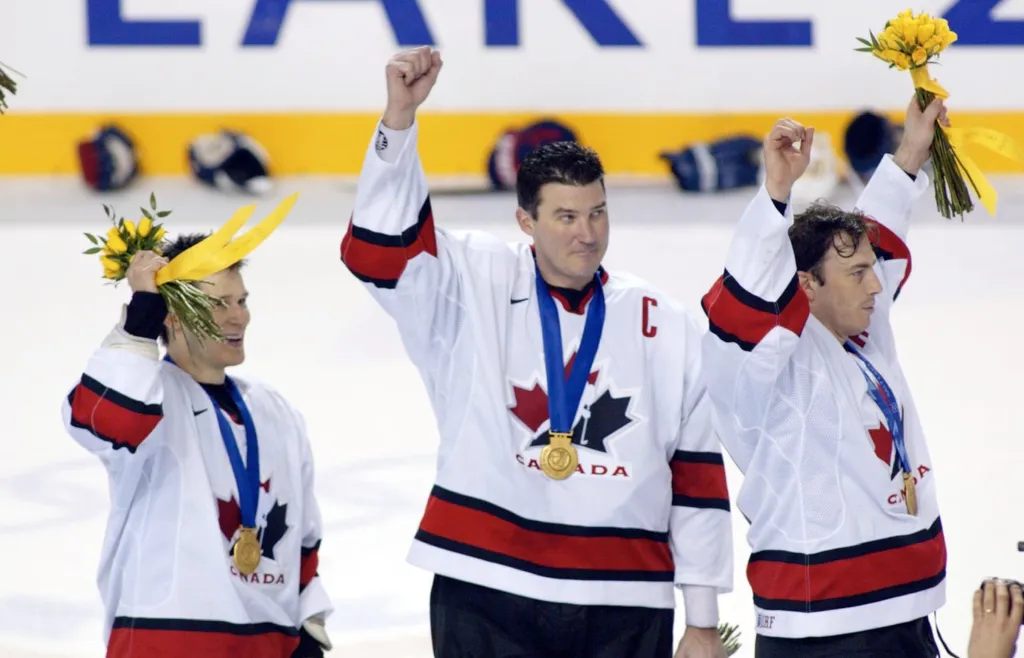 Paul Kariya, Mario Lemieux och Joe Sakic firar Kanadas OS-guld i Salt Lake City 2002