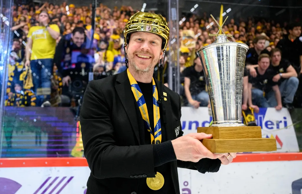 Robert Ohlsson skrev på ett kontrakt med Frölunda medan tränaren fortfarande var i Skellefteå, guldsäsongen 2023/2024
