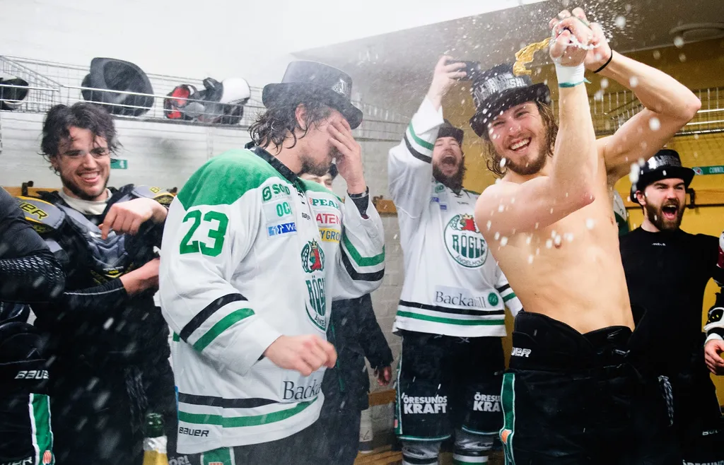 Alen Bibic, Daniel Sylwander, Jordan Smotherman, Sebastian Stålberg och Jack Connolly jublar efter att Rögle säkrat avancemanget till SHL 2014