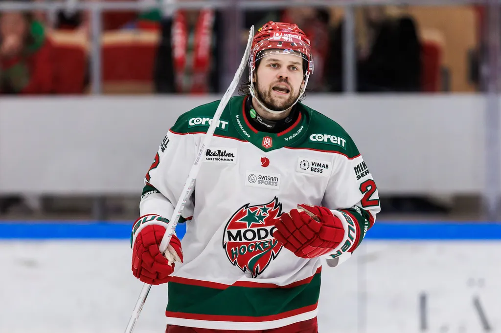 Måns Carlsson under ishockeymatchen i Hockeyallsvenskan mellan Almtuna och Modo den 6 mars 2026 i Uppsala