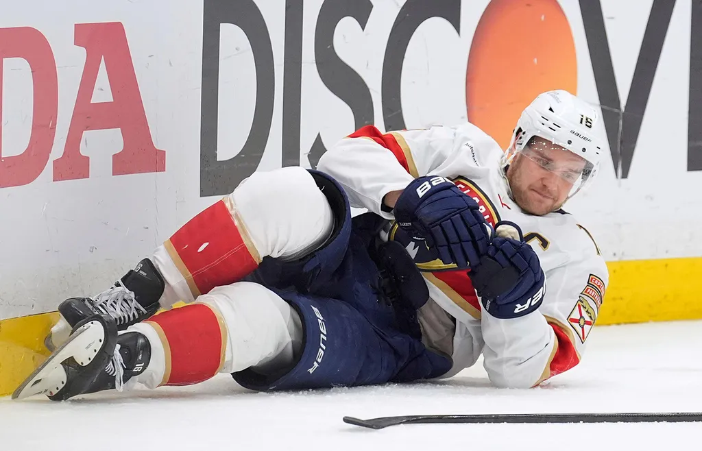 Aleksander Barkov blir borta länge efter nya skadan. 