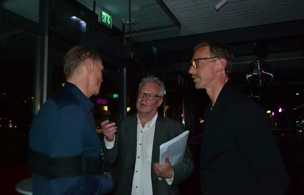 Hockeysverige.se's Ronnie Rönnkvist intervjuer Lidström och Samuelsson.