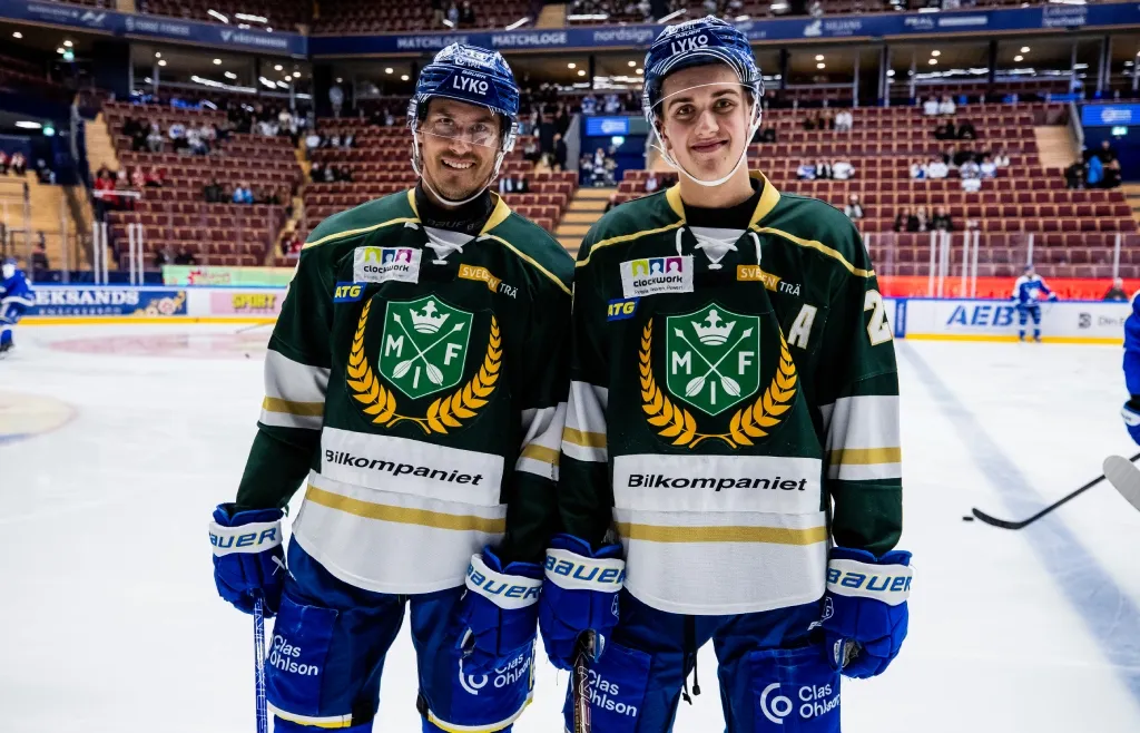 Leksands Jon Knuts och August Lissel i Malungs tröjor inför ishockeymatchen i SHL mellan Leksand och Modo den 26 november 2024 i Leksand