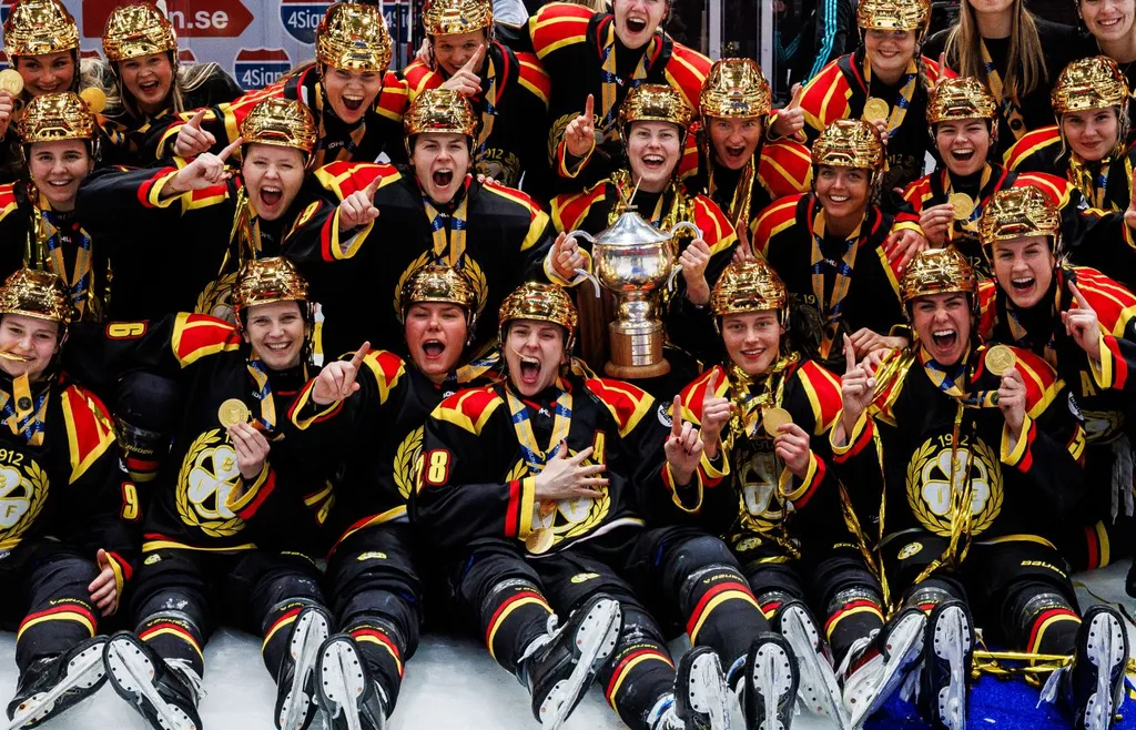 Brynäs-spelarna firar SM-guldet 2026