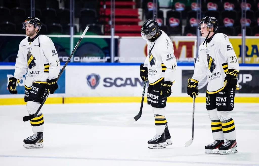 Lukas Zetterberg, Daniel Muzito Bagenda och Theo Hårdstam deppar efter förra veckans förlust mot SSK