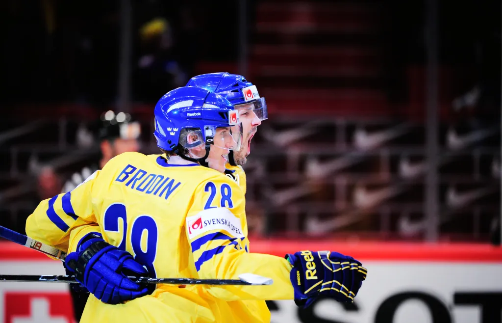 Jonas Brodin firar ett mål med Joel Lundqvist under VM 2012