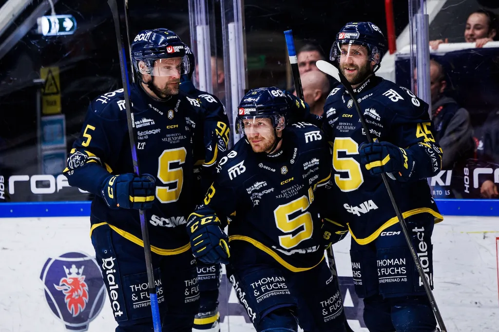 Henrik Eriksson, Jonas Ahnelöv och Sebastian Dyk firar mål mot Kalmar