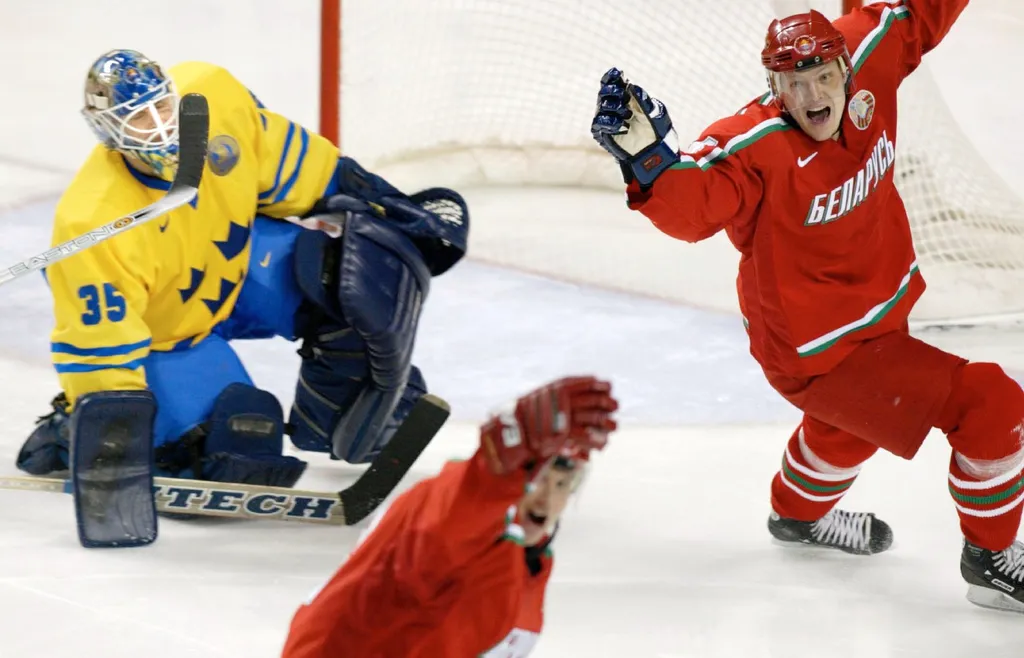 Tommy Salo deppar efter ett av Belarus mål i OS-kvartsfinalen 2002
