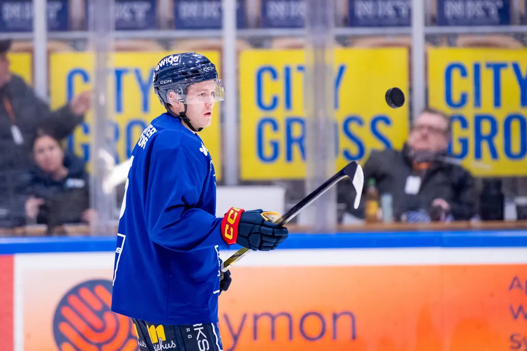 Lindlövens stjärnvärvning Jesper Broeng har både tränat och spelat matcher med BIK Karlskoga under försäsongen