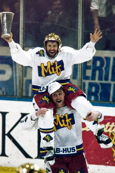 Mats Näslund och Mats Lusth firar guldet 1992