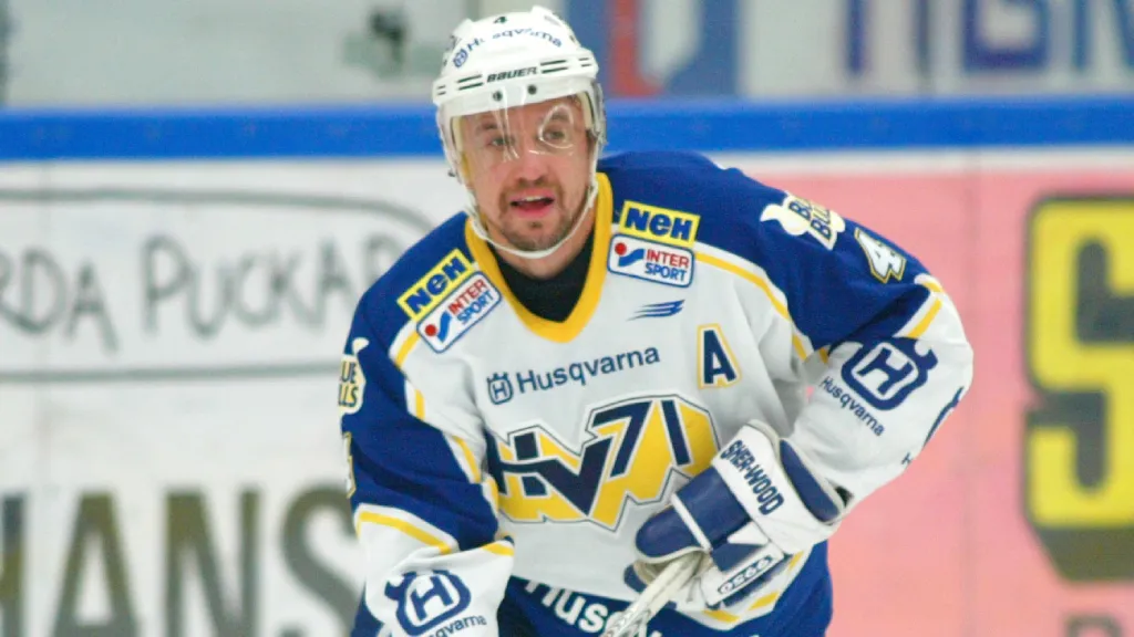2003 flyttade Fredrik Olausson hem till Sverige för spel i HV71. 