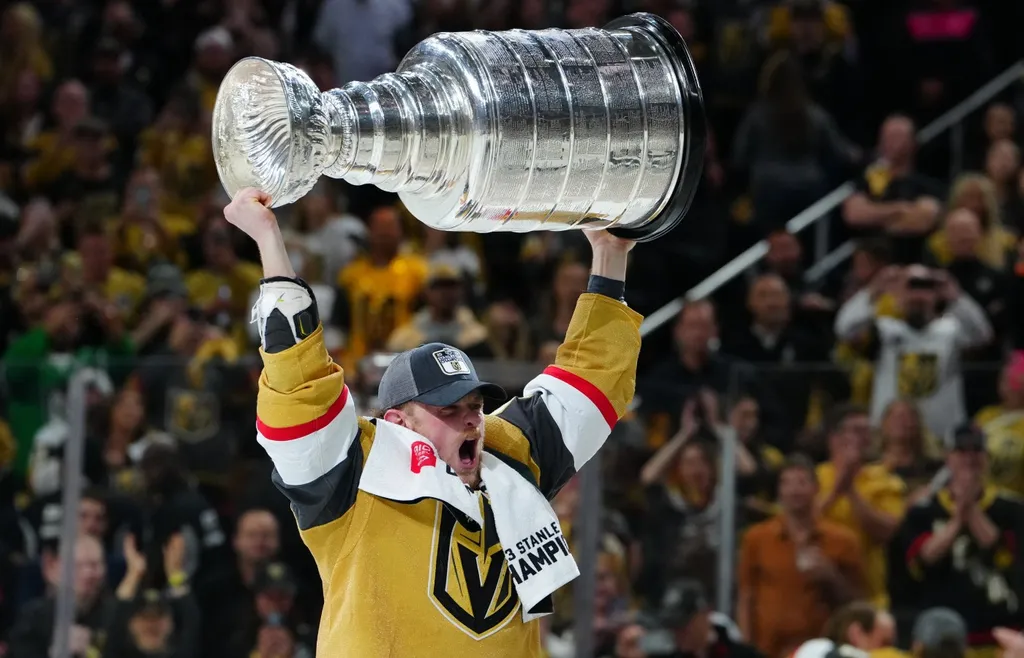 Jack Eichel med Stanley Cup efter finalsegern över Florida Panthers 2023