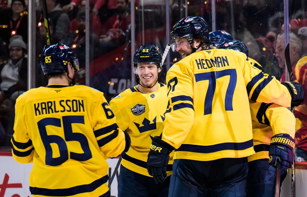 Erik Karlsson, Jesper Bratt, Victor Hedman, Lucas Raymond och Joel Eriksson Ek firar ett av de svenska målen mot Kanada i premiären av 4 Nations Face-Off