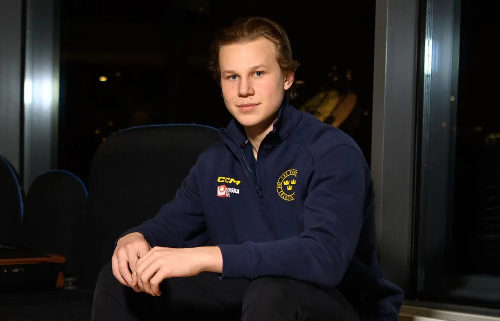 Eddie Genborg poserar inför avresan till Junior-VM i Minnesota