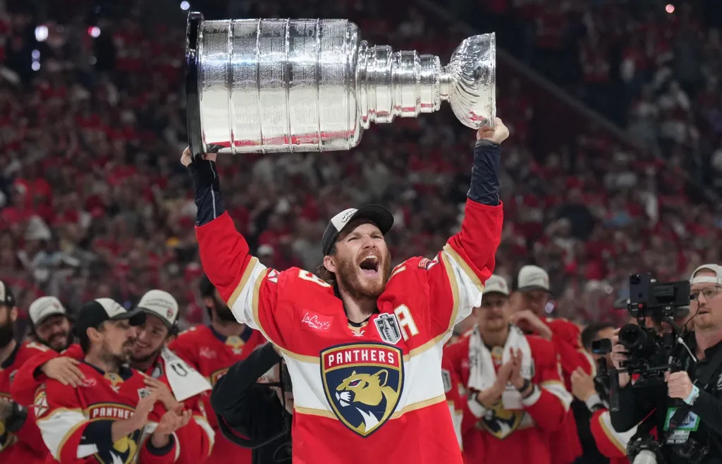 Matthew Tkachuk pryder omslaget till NHL 26.